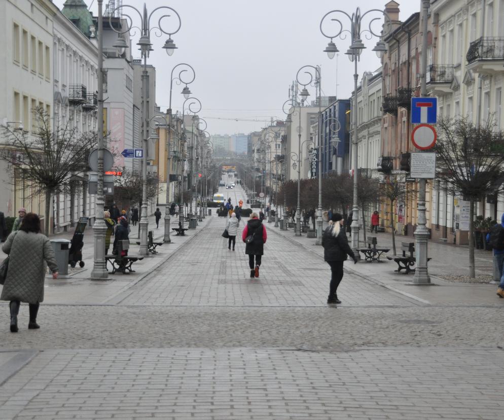 Przechodnie na ulicy Sienkiewicza w Kielcach