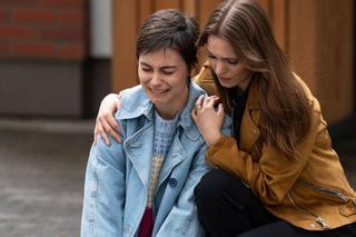 Na dobre i na złe odc. 923 po wakacjach. Blanka (Pola Gonciarz), Weronika (Klaudia Łapot)