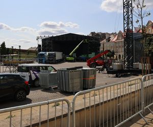 Przed sobotnim koncertem trwa budowa sceny na pl. Zamkowym w Lublinie