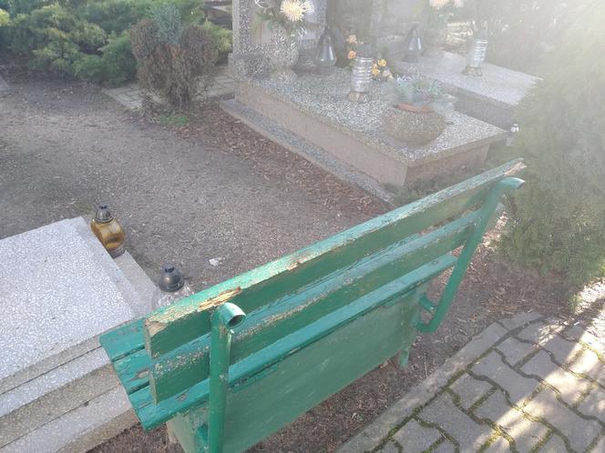 Ławek przy grobach na gorzowskim cmentarzu nie brakuje. 