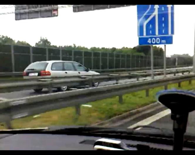 Volvo pędzące pod prąd na autostradzie