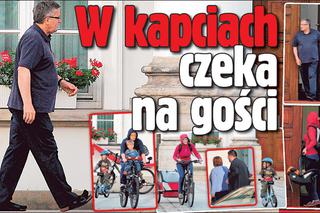 Prezydent Bronisław Komorowski w kapciach czeka na gości. A gdzie Obama?