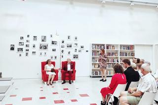 Ten ślub przejdzie do historii! Pobrali się w miejskiej bibliotece [ZDJĘCIA]