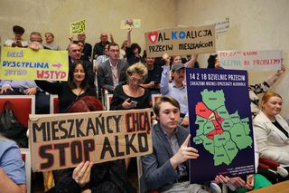 Radni Warszawy podejmą decyzję ws. nocnej prohibicji. Duże emocje podczas obrad