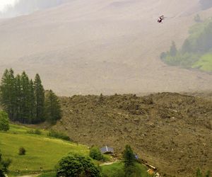 Szwajcaria. Kamienna lawina pogrzebała alpejską wioskę, gdy oderwał się ogromny fragment lodowca
