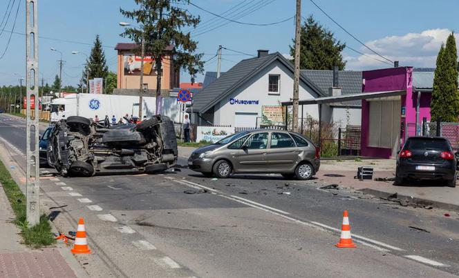 Ostrów Mazowiecka. KOSZMARNY wypadek! Nie żyją dwie osoby, ranne dzieci. Szukają sprawcy!