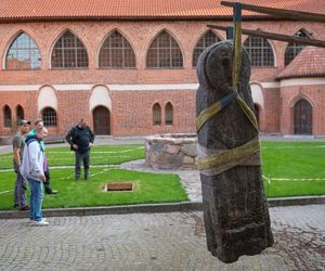 Baba Pruska na zamku w Olsztynie zmieniła miejsce. Teraz widać, że... ma brodę [ZDJĘCIA]