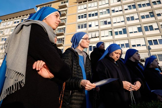 Wierni modlą się za papieża Franciszka. Tłum pod kliniką Gemelli w Watykanie