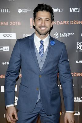 Rafał Maślak. Mister Polski 2014 uchodzi za wzór męskiej elegancji. Jego stylizacje są zawsze wyważone i idealnie dobrane do okazji. Rafał stawia przede wszystkim na klasykę z nutą nonszalancji.