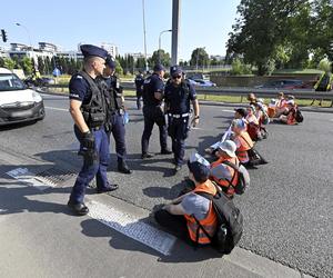  Aktywiści z Ostatniego Pokolenia sparaliżowali ruch. Kierowcy: Ktoś powinien zrobić z nimi porządek!