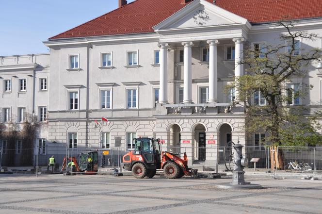 Trwa rewitalizacja Rynku w Kielcach. Ma być więcej zieleni. Zobacz postępy prac