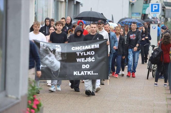 Setki osób upamiętniły Oliwiera. 20-latek zmarł po interwencji policji. "Zabili go jak zwierzę"