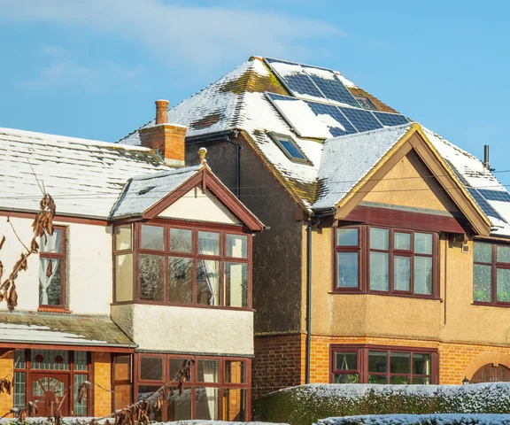 Odśnieżanie paneli fotowoltaicznych na dachu - jak to zrobić prawidłowo? Czym usuwać śnieg z paneli? Czy trzeba usuwać śnieg z PV?