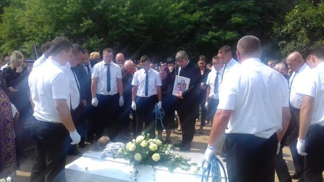 Pogrzeb tragicznie zmarłych w wypadku w Elżbietowie. Śmierć wyrwała z ramion tatusia Julkę, Weronikę i żonę Małgosię