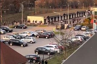 Tłum nastolatków szedł ulicami Gdańska, wykrzykując agresywne hasła. Interweniowała policja