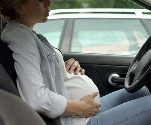 Kobieta w ciąży eskortowana do szpitala. Poród zaczął się przed czasem