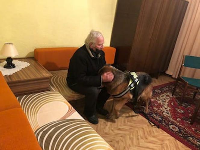Śląskie: 78-letni pan Ernest wraz ze swoim psem przez kilka tygodni spał w samochodzie. Policjanci i mieszkańcy wspólnie odmienili jego los [ZDJĘCIA]