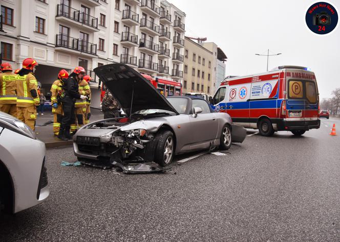 Roztrzaskał sportowe auto na latarni! Ogromny wypadek na Grochowie