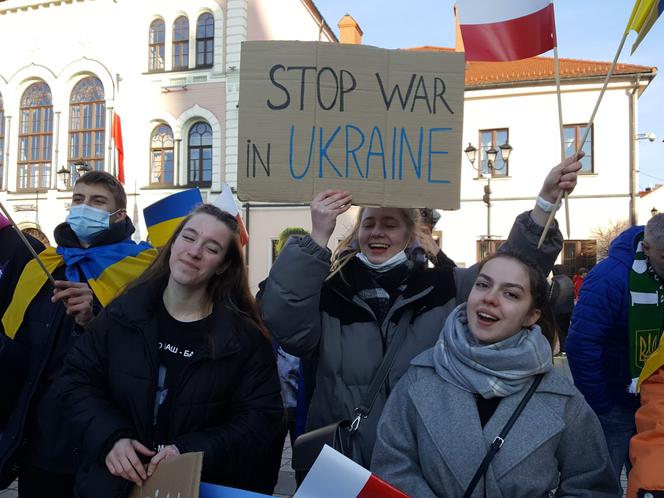 Młodzi ludzie - solidarni z walczącą Ukrainą 