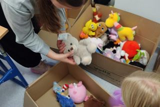 Przeworskie dzieci wysłały misie do Kamerunu.