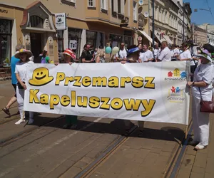 Radosna Parada Kapeluszowa 2023 przeszła ulicami Bydgoszczy! [ZDJĘCIA, WIDEO]