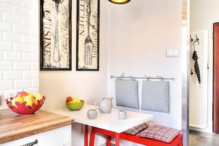 Eklektyczna kuchnia biało-czerwona 