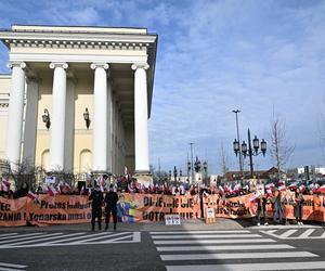 Protest kupców z Marywilskiej przed ratuszem