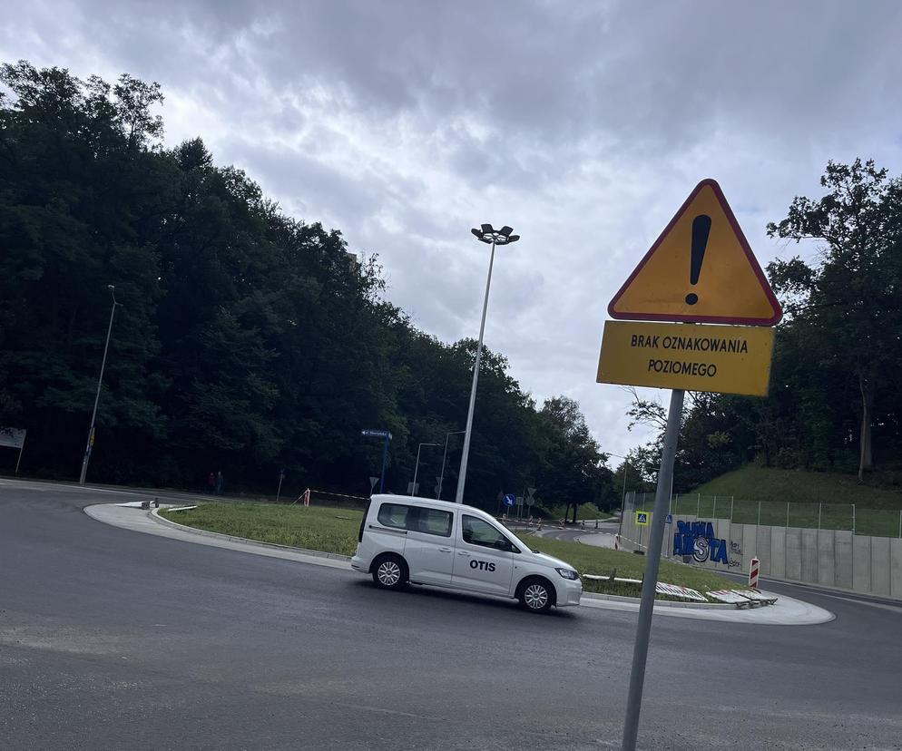 Rondo przy Słowiance już otwarte dla kierowców, ale nie jest jeszcze w pełni gotowe