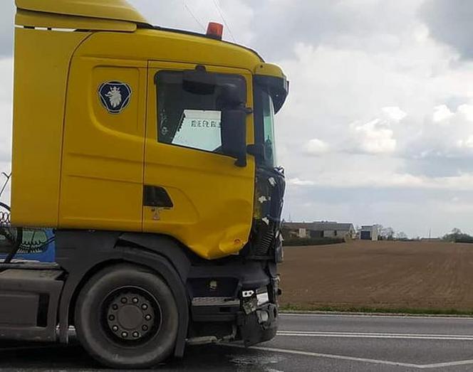 Potworne zderzenie pod Płockiem. Citroena wjechał prosto pod tira. 39-latkę i jej pasażera zabrała karetka [ZDJĘCIA]