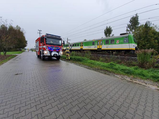 Czerwonka-Parcel. Rzucił się pod pociąg Kolei Mazowieckich! Tragiczna śmierć [ZDJĘCIA]