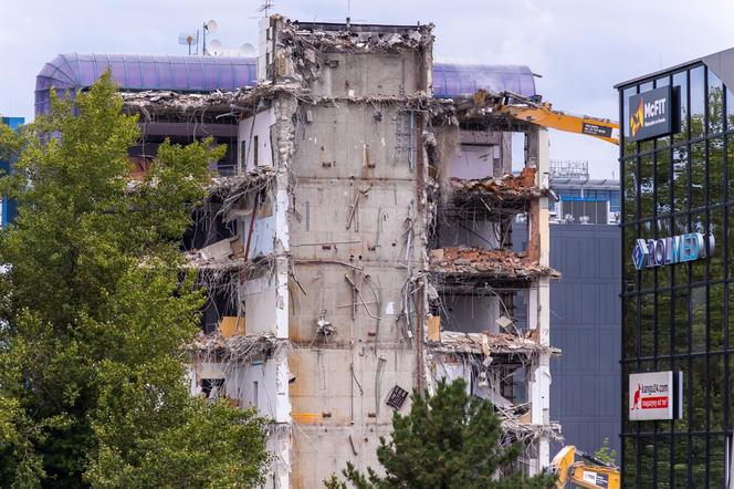 Trwa rozbiórka Curtis Plaza - zdjęcia. To objaw szerszego zjawiska. Warto wiedzieć, jakiego