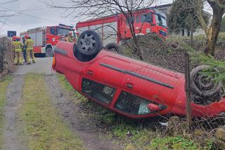 Dąbrowa Górnicza: Auto wyleciało z drogi i dachowało na prywatnej posesji