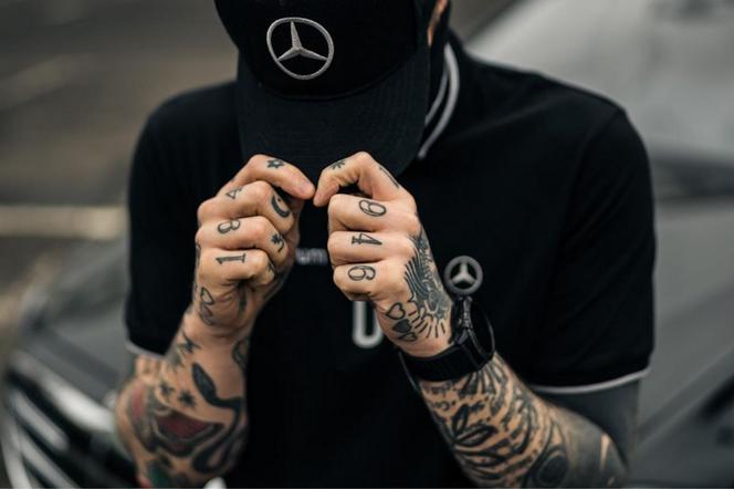 Zaufały mu topowe polskie gwiazdy. Żurnalista z pozwem od Poczty Polskiej