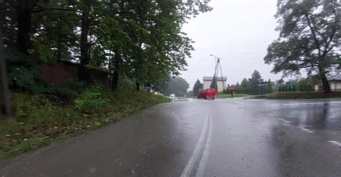 Zagrożenie powodziowe w Śląskiem. Zalane drogi, lokalne podtopienia w całym regionie