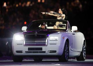 Piosenkarka Jessie J i Rolls-Royce Phantom Series II Drophead Coupe