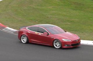 Tesla Model S wygrała na torze z Porsche Taycan. Nurbugring ma nowego elektrycznego lidera? - WIDEO