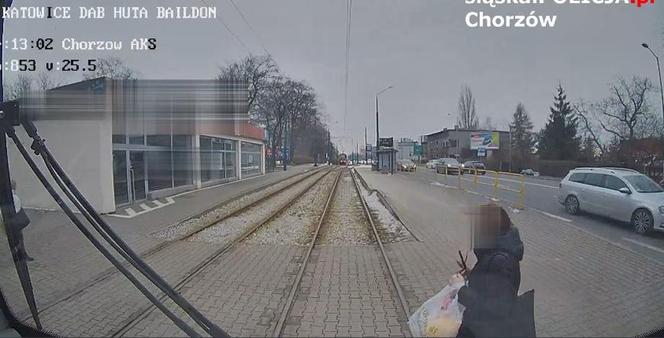 Telefon w ręku i słuchawki w uszach. Chorzowianka weszła wprost pod nadjeżdżający tramwaj