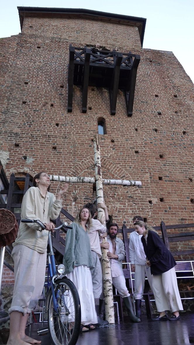 Zwieńczeniem teatralnego weekendu była niedzielna prezentacja egzaminu studentów III roku aktorstwa Uniwersytetu Andrzeja Frycza Modrzewskiego pt. „Prorok Ilja – nieprawdopodobna historia w XIV scenach”