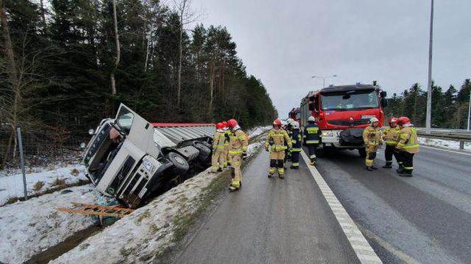 Wypadek na S7 w Barczy koło Kielc. Samochód ciężarowy wypadł z jezdni