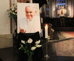 Msza święta w Warszawie za zmarłego papieża Franciszka. Archidiecezja warszawska podała nową datę