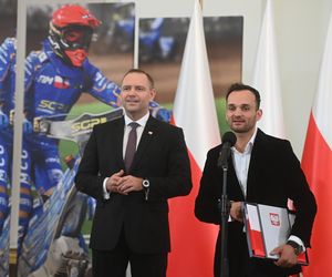 Prezydent RP Karol Nawrocki oraz indywidualny i drużynowy mistrz świata na żużlu Bartosz Zmarzlik