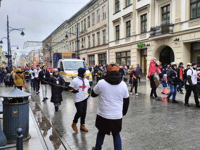 Kolorowy Orszak Trzech Króli w Łodzi. W centrum miasta pojawiło się mnóstwo osób [ZDJĘCIA]