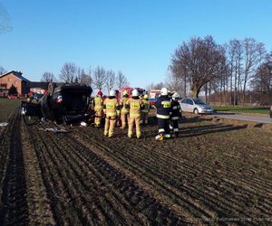 Śmiertelny wypadek pod Piotrkowem Trybunalskim. 69-latka nie żyje, kierująca dodgem i 16-latka ranne [ZDJĘCIA]