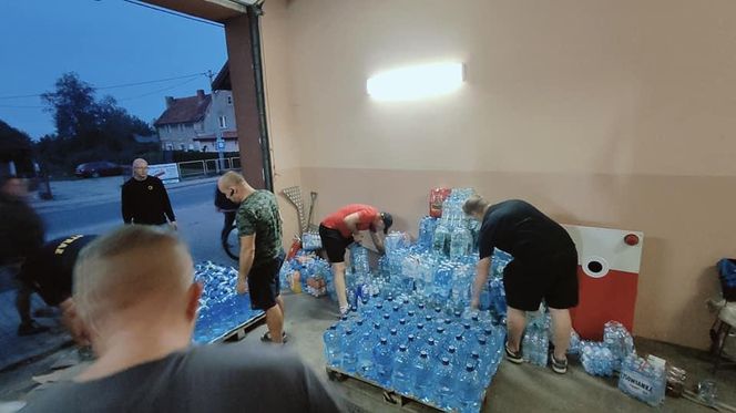 Piękny gest. Anonimowy darczyńca przekazał powodzianom setki par butów i ciepłych skarpet [ZDJĘCIA]