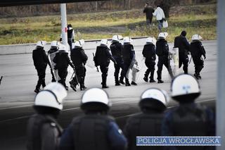 28 osób zatrzymanych po meczu Śląsk-Legia! Race na trybunach, sędzia przerwał mecz!