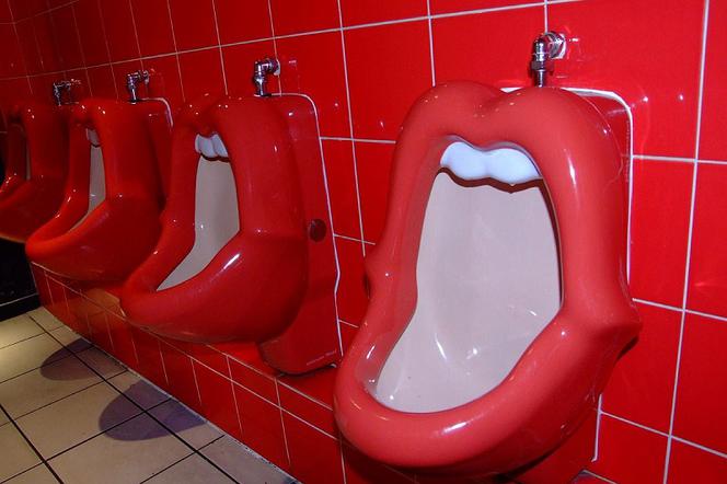 Pisuary w kształcie ust można spotkać w wielu toaletach. Powyższe zdjęcie wykonano w pubie w Brighton.