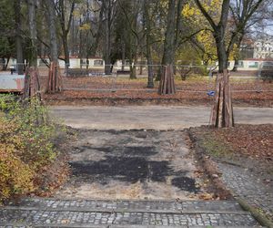 Główne wejście do Parku Planty zagrodzone