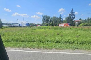 Poważny wypadek w Radziszowie. Samochód zderzył się z pociągiem, ogromne utrudnienia w ruchu