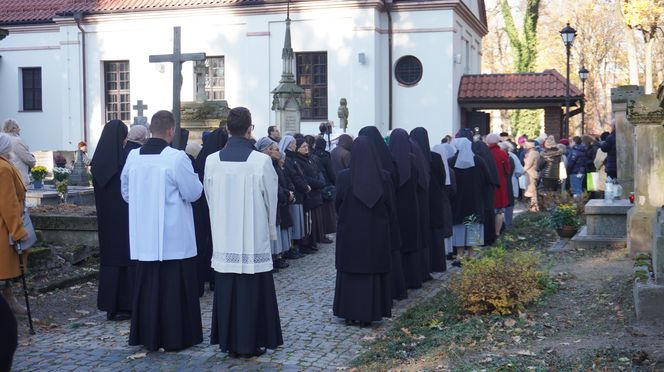 1 listopada na cmentarzu przy ul. Lipowej w Lublinie. Mieszkańcy odwiedzają groby swoich bliskich