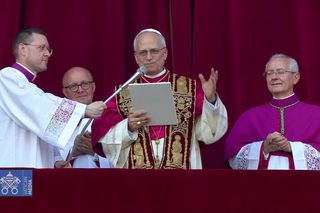 Papież Leon XIV – konserwatysta czy postępowiec? Ojciec Święty pogrywa z obserwatorami przez strój